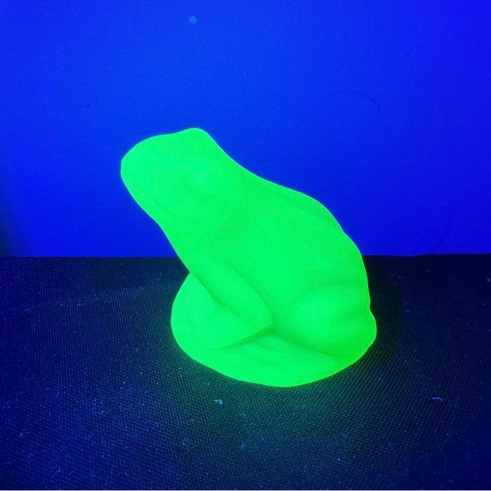 Uranium glass vaseline glass satin frog